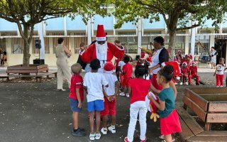 Distribution de cadeaux des écoles maternelles.