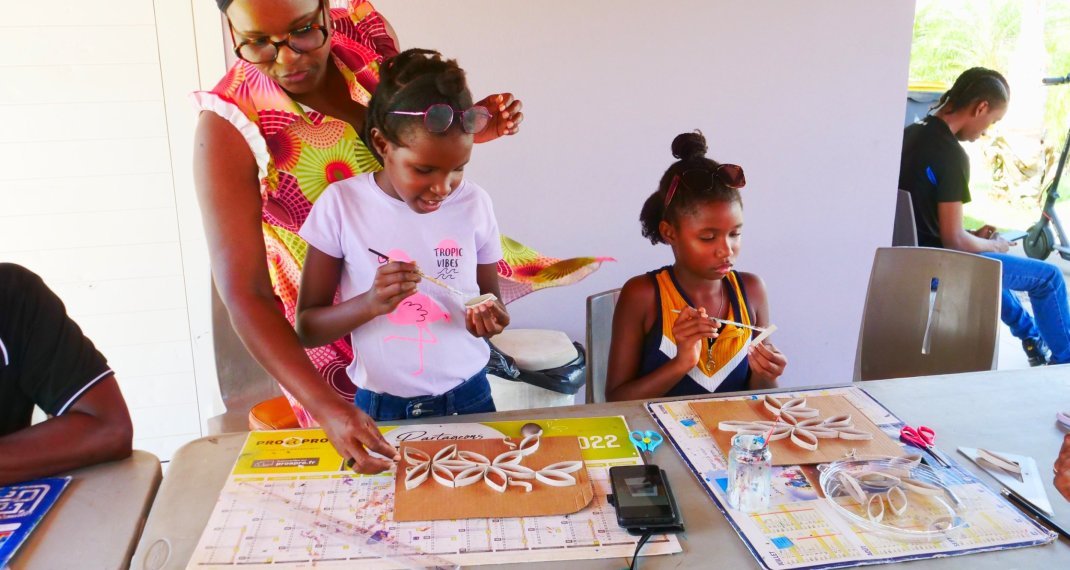 Parents et enfants réunis autour de l'art de la mosaïque !