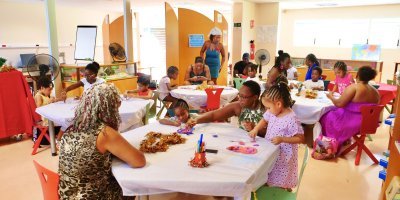 Les 3-10 ans, accompagnés d'un parent à l'espace Jeunesse de la Médiathèque Ernest J. PÉPIN