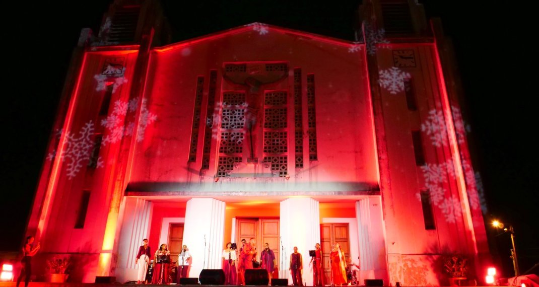Quand la magie de noël illumine le parvis de l'église Ste- Trinité