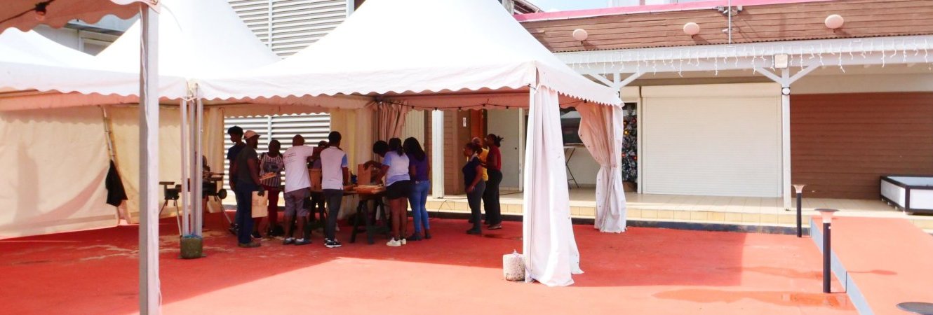 Atelier de confection de bancs en bois au Mahato