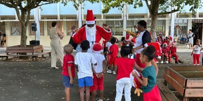 Distribution de cadeaux des écoles maternelles.