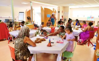 Les 3-10 ans, accompagnés d'un parent à l'espace Jeunesse de la Médiathèque Ernest J. PÉPIN