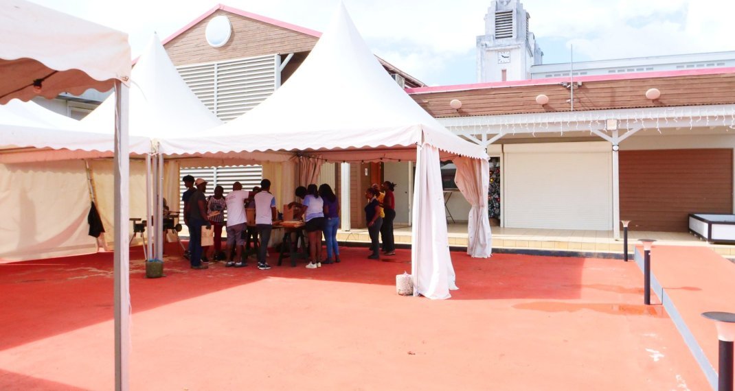 Atelier de confection de bancs en bois au Mahato